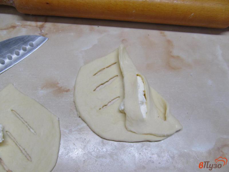 Фото приготовление рецепта: Булочки из дрожжевого теста на кефире с творогом шаг №9