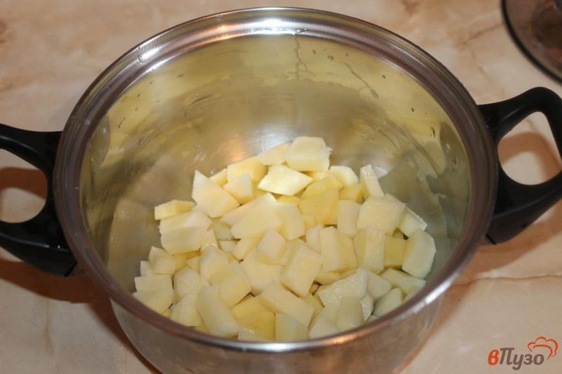 Фото приготовление рецепта: Суп сливочный с красной рыбой и плавленым сыром шаг №2