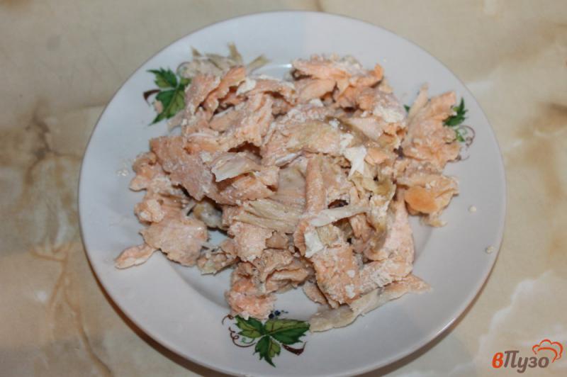 Фото приготовление рецепта: Суп сливочный с красной рыбой и плавленым сыром шаг №1
