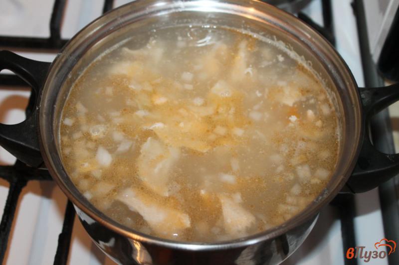 Фото приготовление рецепта: Суп сливочный с красной рыбой и плавленым сыром шаг №4
