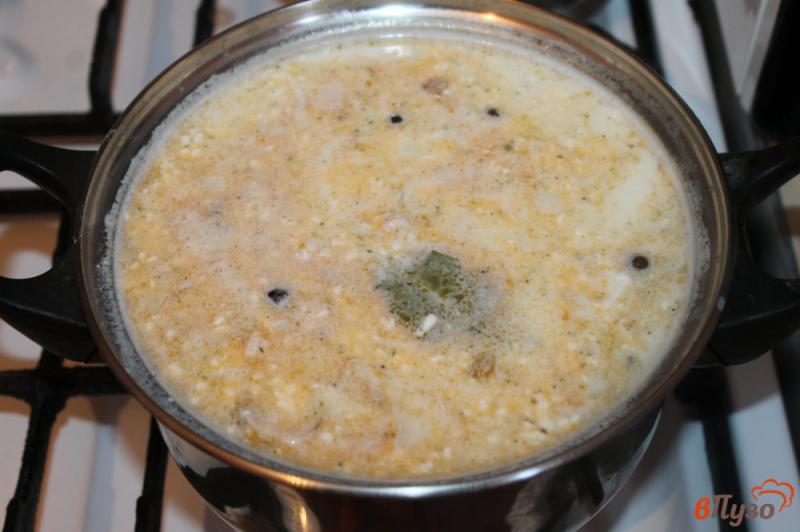 Фото приготовление рецепта: Суп сливочный с красной рыбой и плавленым сыром шаг №5