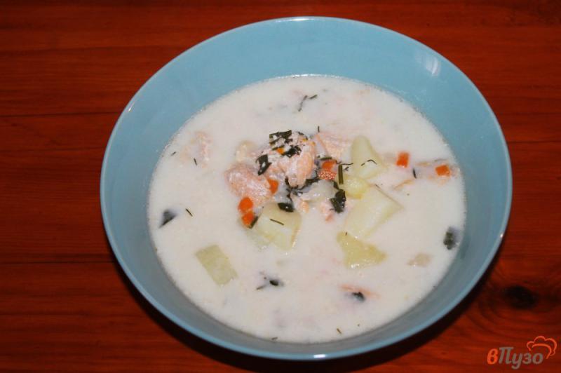 Фото приготовление рецепта: Суп сливочный с красной рыбой и плавленым сыром шаг №6