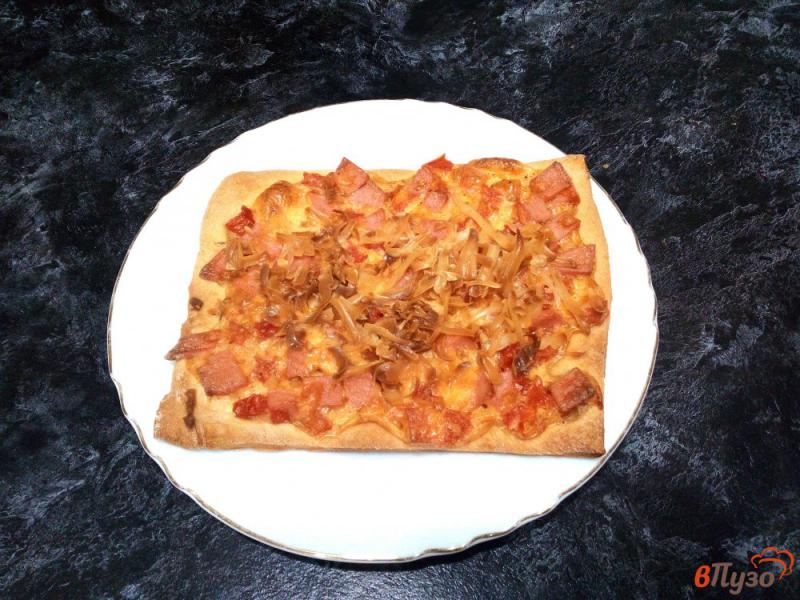 Фото приготовление рецепта: Пицца со смешанной начинкой шаг №8