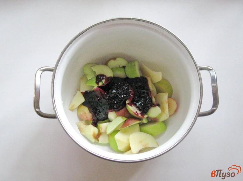 Фото приготовление рецепта: Компот из яблок и варенья из черной смородины шаг №2