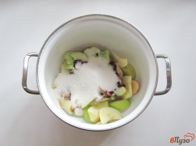 Фото приготовление рецепта: Компот из яблок и варенья из черной смородины шаг №3