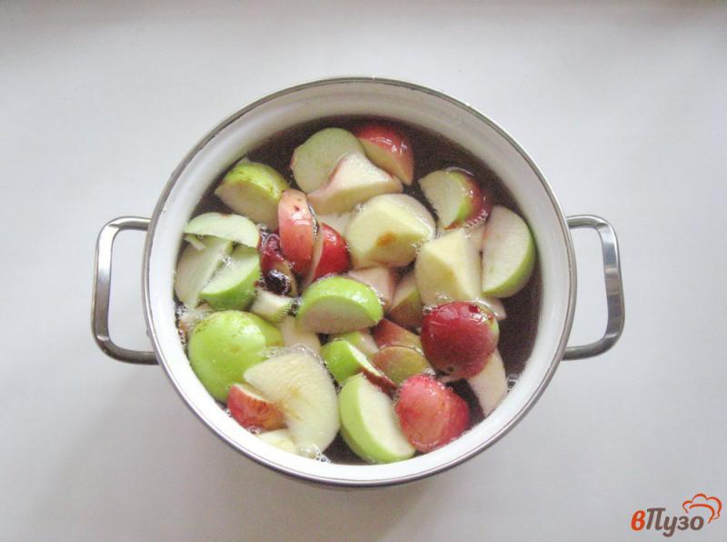 Фото приготовление рецепта: Компот из яблок и варенья из черной смородины шаг №4