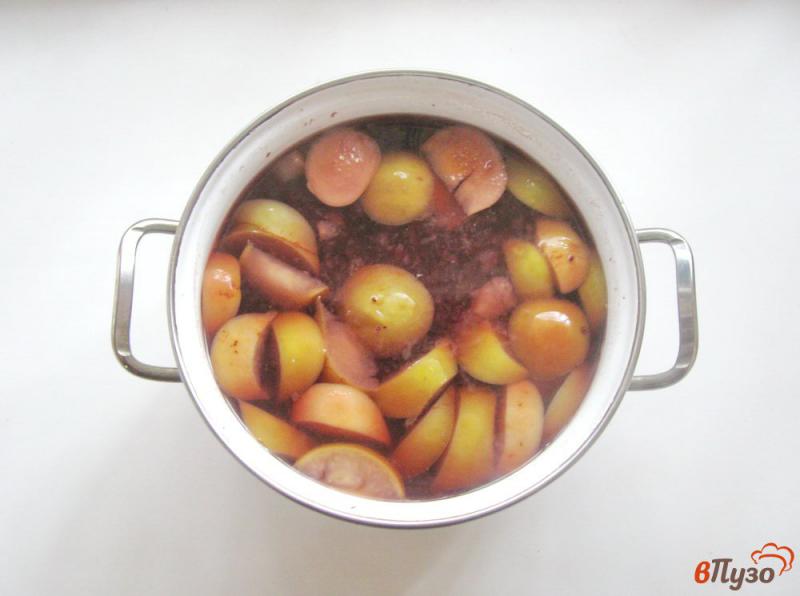 Фото приготовление рецепта: Компот из яблок и варенья из черной смородины шаг №5