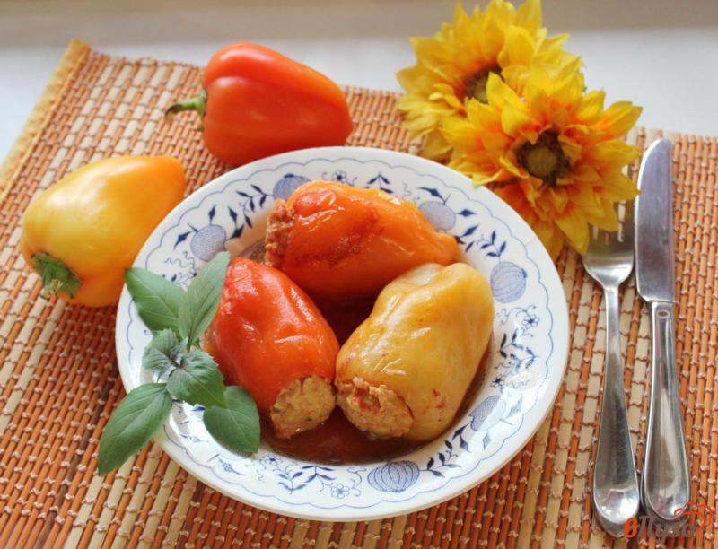 Фото приготовление рецепта: Перец, фаршированный курицей и кабачками шаг №8
