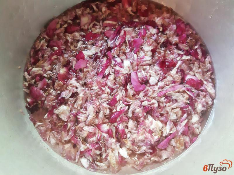 Фото приготовление рецепта: Варенье из лепестков чайной розы шаг №3