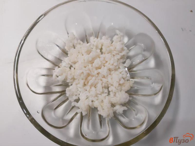 Фото приготовление рецепта: Салат с рисом крабовыми палочками и грибами шаг №1