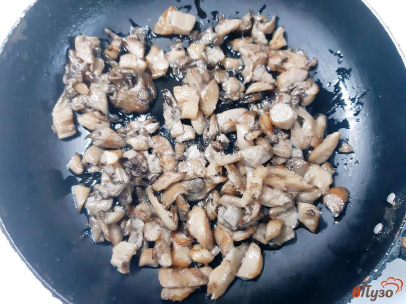 Фото приготовление рецепта: Салат с рисом крабовыми палочками и грибами шаг №3