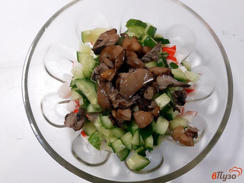 Фото приготовление рецепта: Салат с рисом крабовыми палочками и грибами шаг №6