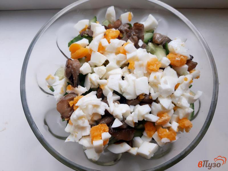 Фото приготовление рецепта: Салат с рисом крабовыми палочками и грибами шаг №7
