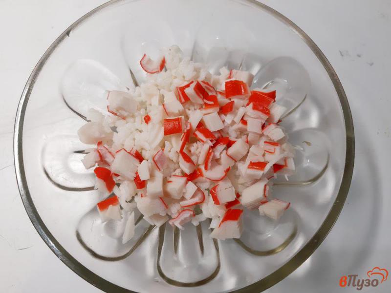Фото приготовление рецепта: Салат с рисом крабовыми палочками и грибами шаг №4