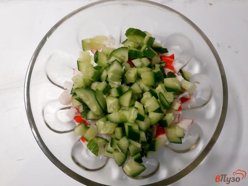 Фото приготовление рецепта: Салат с рисом крабовыми палочками и грибами шаг №5