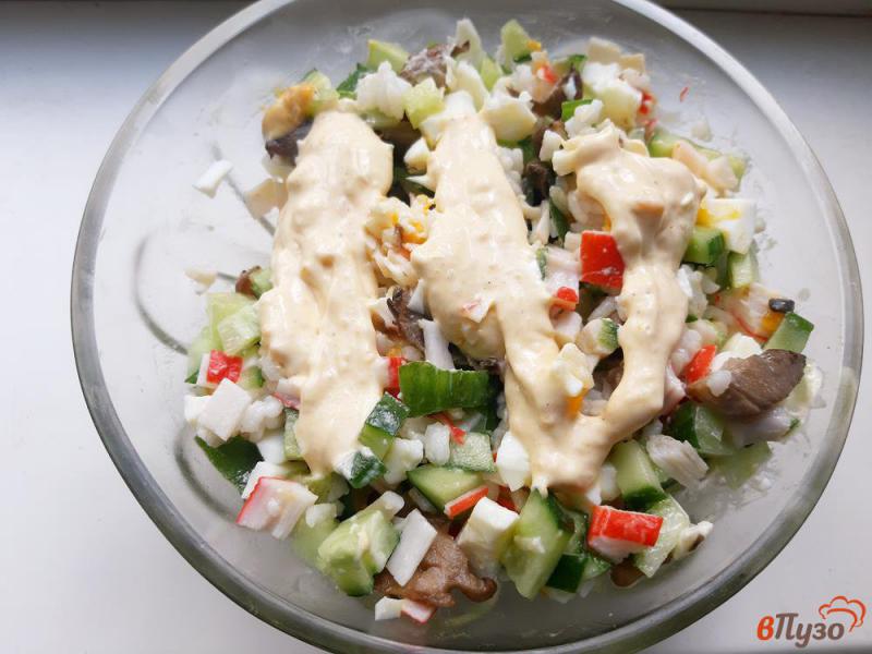 Фото приготовление рецепта: Салат с рисом крабовыми палочками и грибами шаг №10
