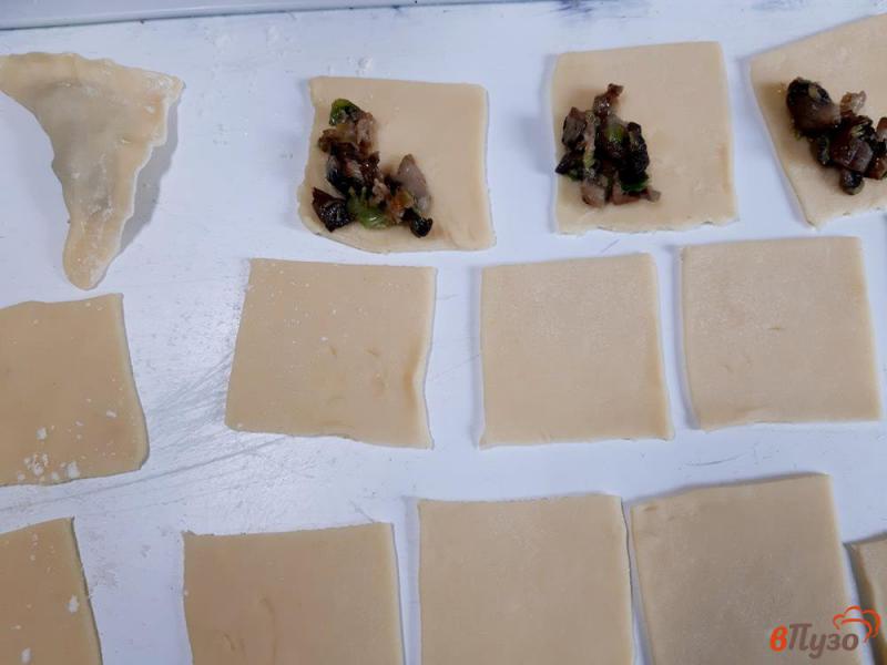 Фото приготовление рецепта: Ушки с грибами шаг №8