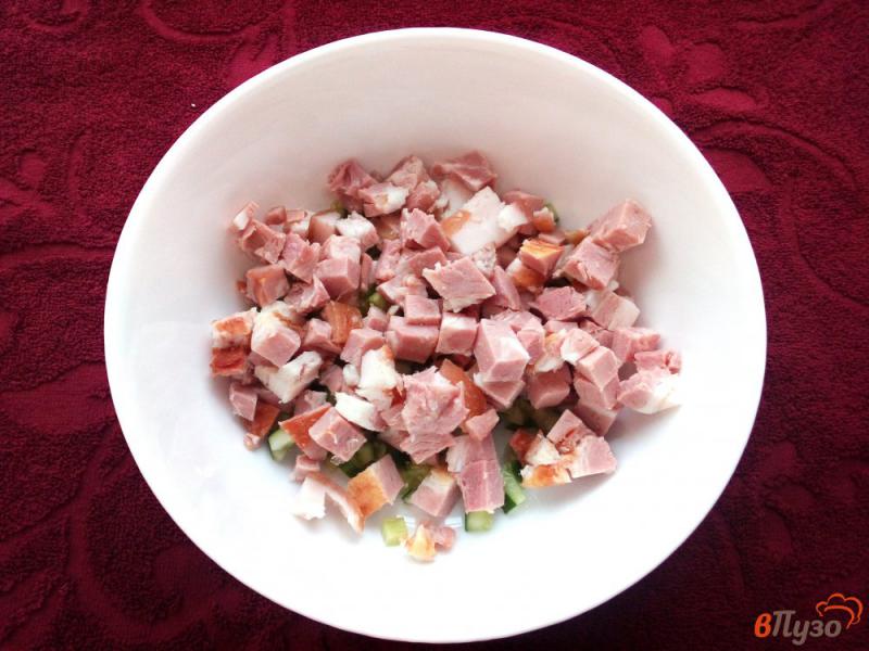Фото приготовление рецепта: Салат с грудинкой и копченым сыром шаг №2