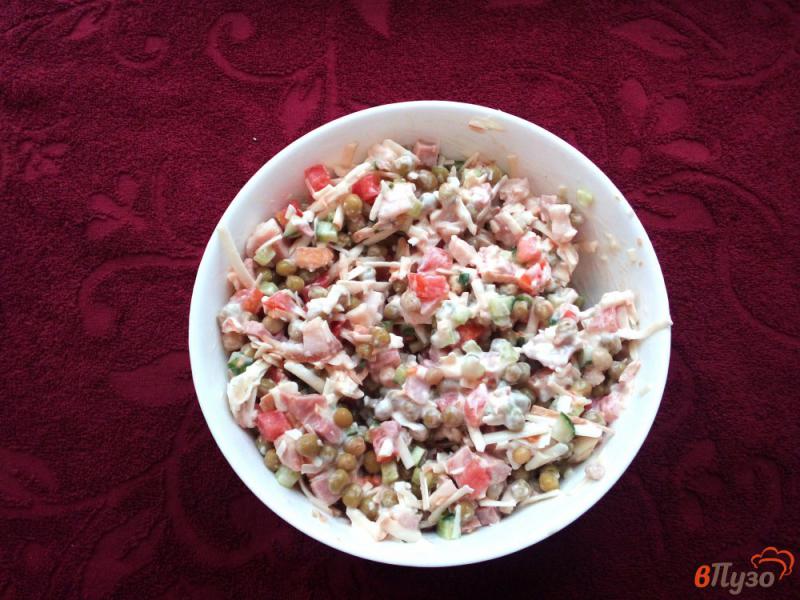 Фото приготовление рецепта: Салат с грудинкой и копченым сыром шаг №4