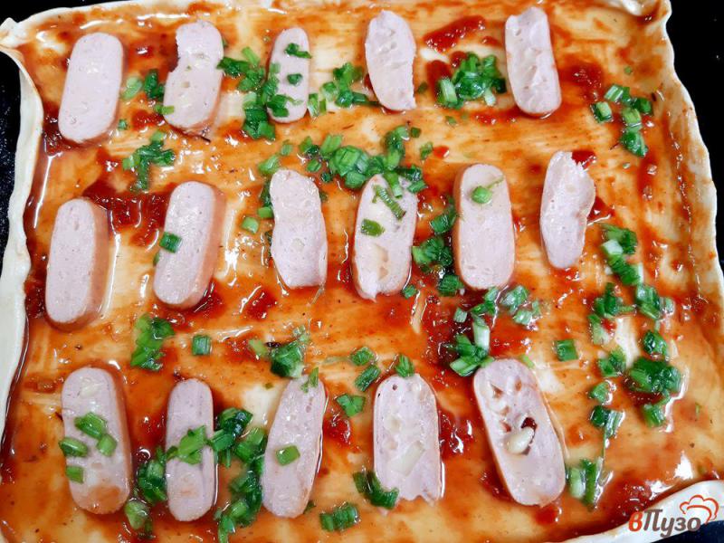Фото приготовление рецепта: Пицца с сосисками и яйцами шаг №6
