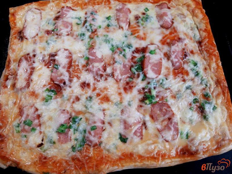 Фото приготовление рецепта: Пицца с сосисками и яйцами шаг №9