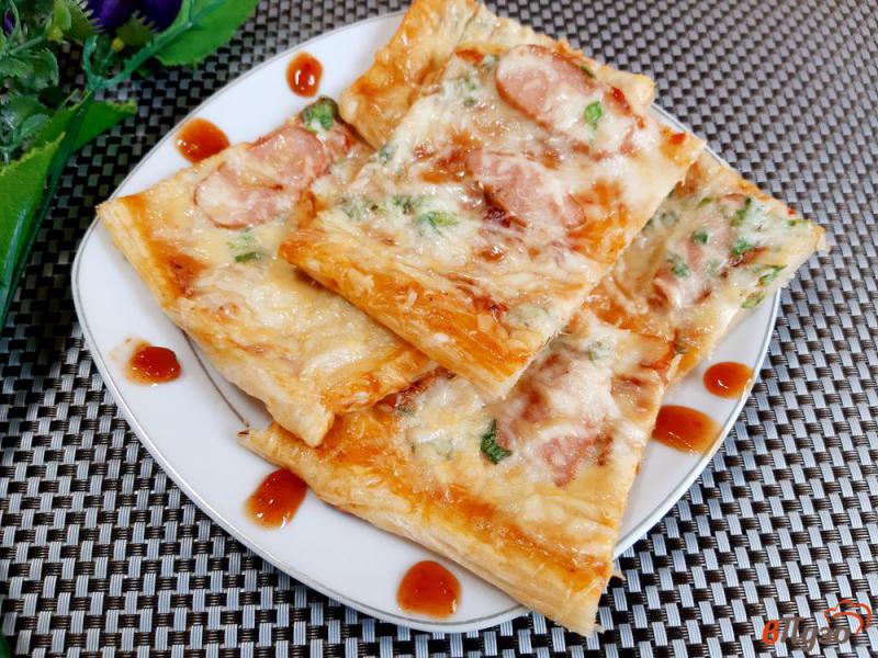 Фото приготовление рецепта: Пицца с сосисками и яйцами шаг №10