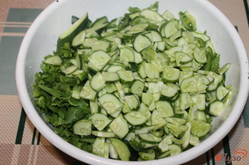 Фото приготовление рецепта: Зеленый салат с огурцом и перцем шаг №3