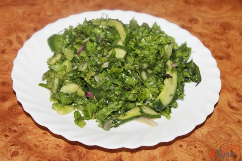 Фото приготовление рецепта: Зеленый салат с огурцом и перцем шаг №5