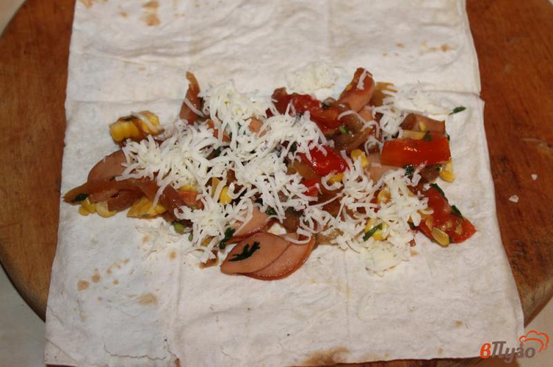 Фото приготовление рецепта: Лаваш с сосисками, кукурузой и сыром шаг №3