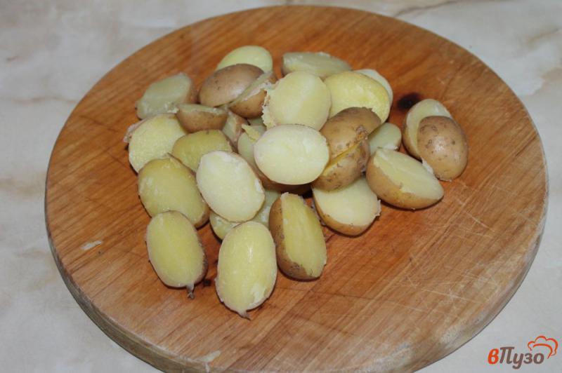 Фото приготовление рецепта: Молодой картофель с кабачком, помидорами и перцем под сыром шаг №1