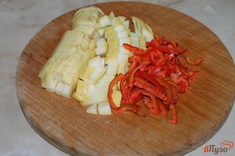 Фото приготовление рецепта: Молодой картофель с кабачком, помидорами и перцем под сыром шаг №2