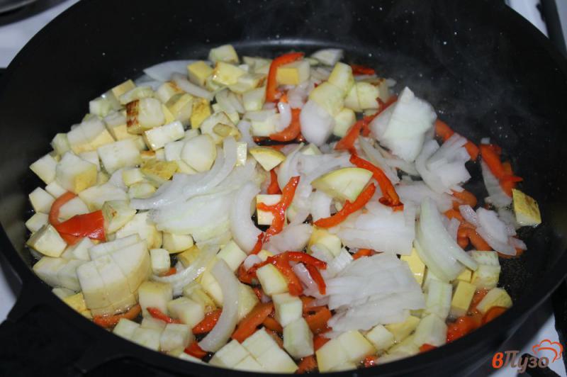 Фото приготовление рецепта: Молодой картофель с кабачком, помидорами и перцем под сыром шаг №3