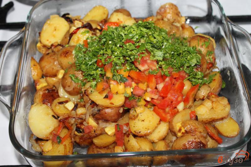Фото приготовление рецепта: Молодой картофель с кабачком, помидорами и перцем под сыром шаг №5