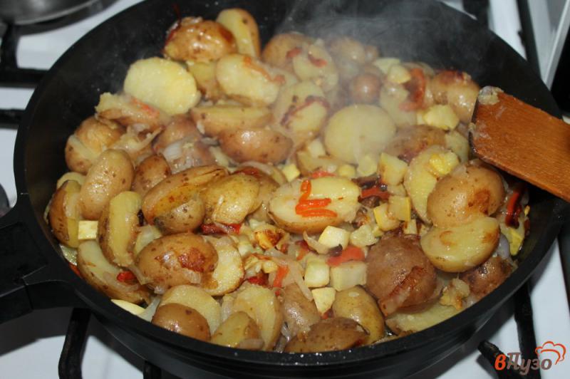 Фото приготовление рецепта: Молодой картофель с кабачком, помидорами и перцем под сыром шаг №4