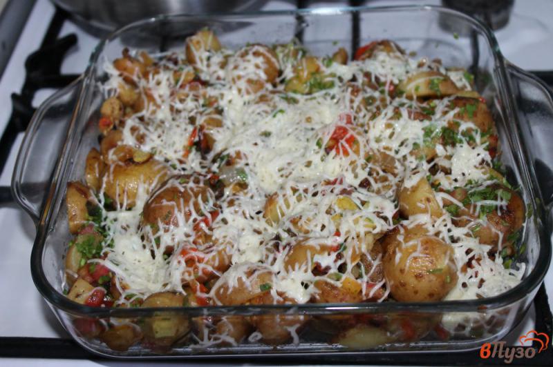 Фото приготовление рецепта: Молодой картофель с кабачком, помидорами и перцем под сыром шаг №6
