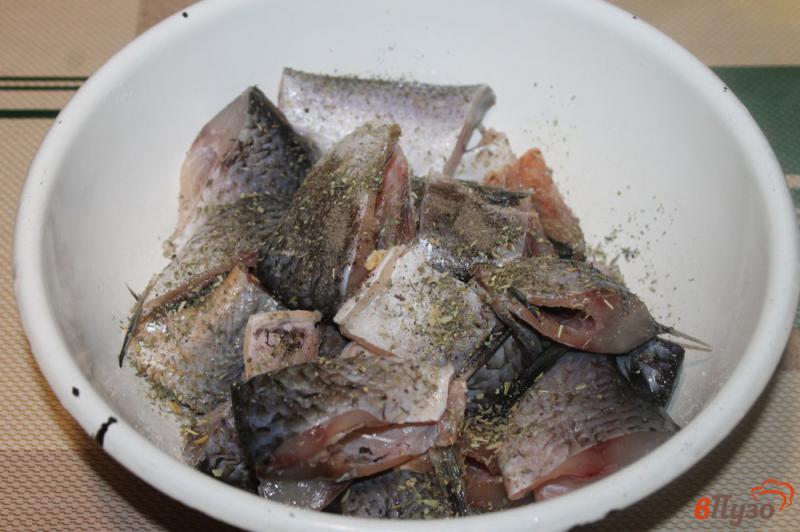 Фото приготовление рецепта: Жареная рыба с итальянскими травами шаг №2