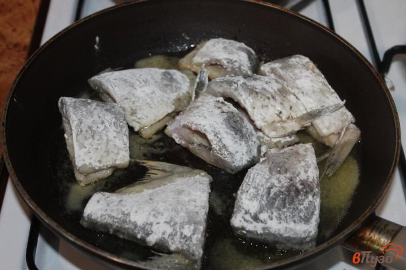 Фото приготовление рецепта: Жареная рыба с итальянскими травами шаг №4