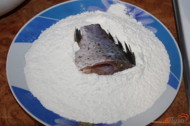 Фото приготовление рецепта: Жареная рыба с итальянскими травами шаг №3