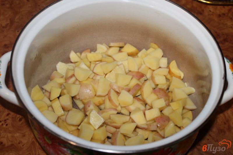 Фото приготовление рецепта: Свекольный борщ с молодым картофелем и курицей на бульоне шаг №2