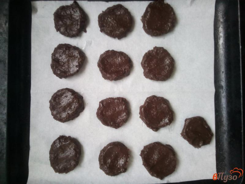 Фото приготовление рецепта: Шоколадное печенье с кокосовой стружкой шаг №5