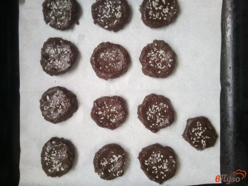 Фото приготовление рецепта: Шоколадное печенье с кокосовой стружкой шаг №6