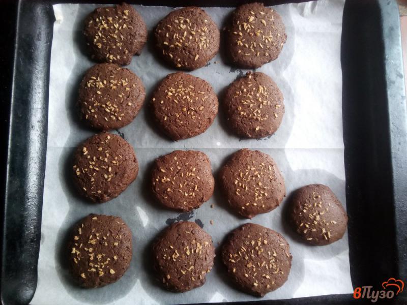 Фото приготовление рецепта: Шоколадное печенье с кокосовой стружкой шаг №7