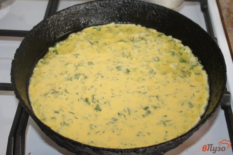 Фото приготовление рецепта: Омлет с сыром и зеленью шаг №5