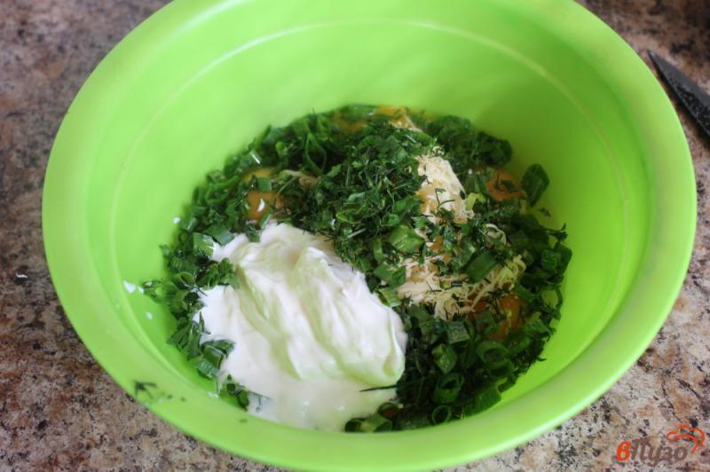Фото приготовление рецепта: Омлет с сыром и зеленью шаг №4