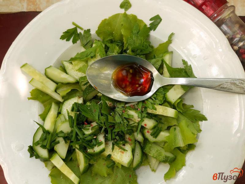 Фото приготовление рецепта: Салат из айсберга с огурцами и фетой в азиатском стиле шаг №4