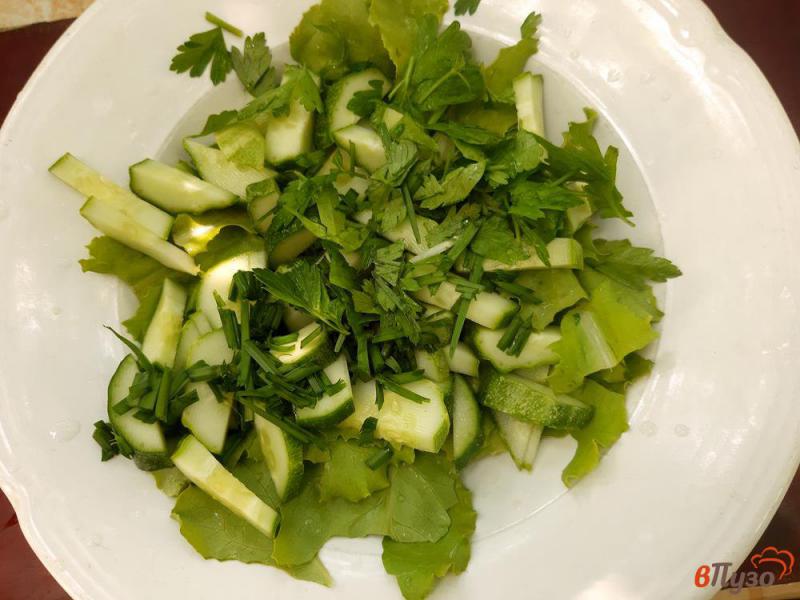 Фото приготовление рецепта: Салат из айсберга с огурцами и фетой в азиатском стиле шаг №3