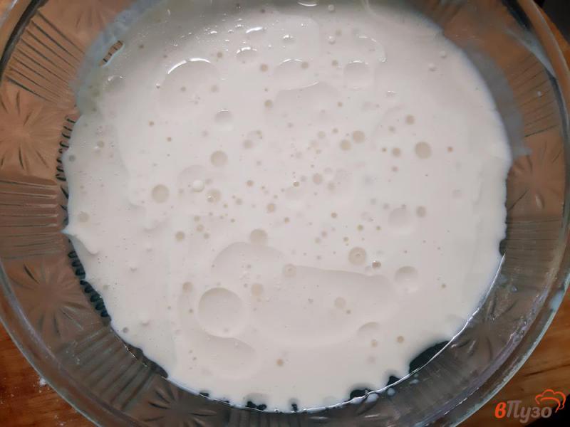 Фото приготовление рецепта: Блины на молоке с вишней шаг №2