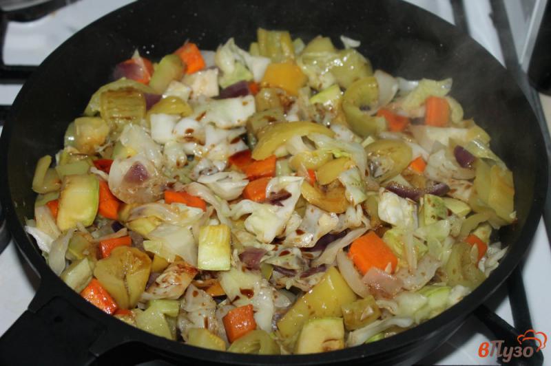 Фото приготовление рецепта: Рагу овощное с кукурузой и капустой шаг №4