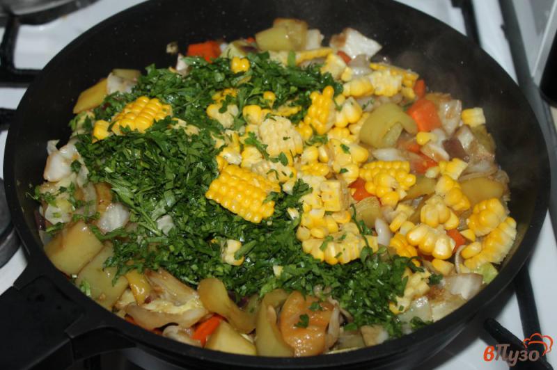 Фото приготовление рецепта: Рагу овощное с кукурузой и капустой шаг №5