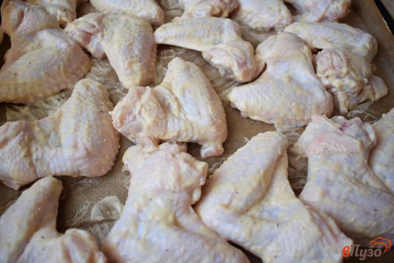 Фото приготовление рецепта: Куриные крылья в сметанно-горчичном соусе шаг №4